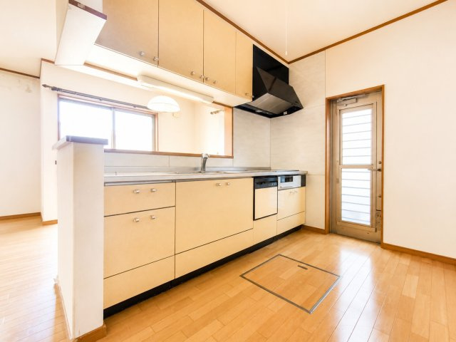 越谷市大成町1丁目　3方角中古住宅のキッチン|人気の対面キッチン！IHで掃除ラクラク！更に食洗器も！
デジタル加工された写真です。