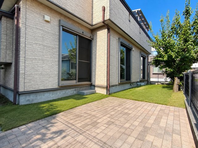 越谷市大成町1丁目　3方角中古住宅の庭|お庭はBBQやプールも出来ちゃう！！
デジタル加工された写真です。