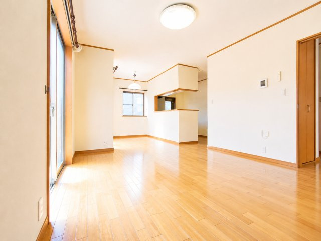 越谷市大成町1丁目　3方角中古住宅の居間・リビング|広々LDKは日当たりサンサンでとっても明るい！
デジタル加工された写真です。