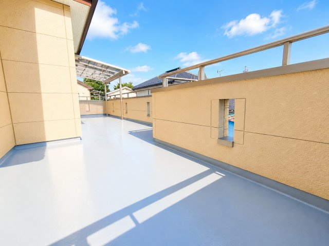 越谷市大成町1丁目　3方角中古住宅のバルコニー|バルコニーはとっても広い！さらにバルコニー屋根も！！
デジタル加工された写真です。