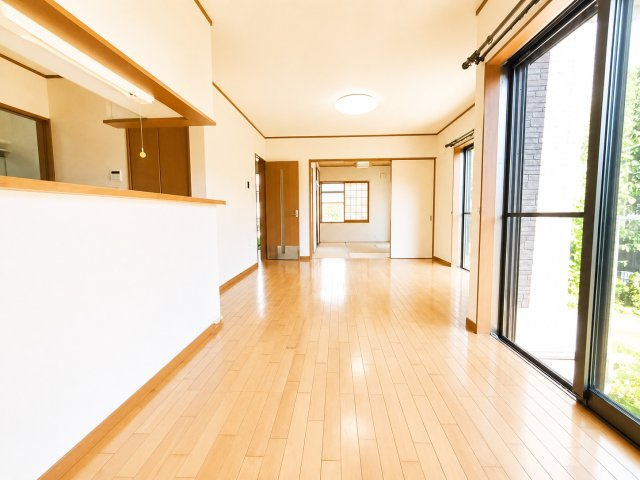 越谷市大成町1丁目　3方角中古住宅の居間・リビング|続き間開けると22.5帖ととっても広々！
デジタル加工された写真です。
