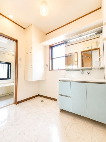 越谷市大成町1丁目　3方角中古住宅の独立洗面台|洗面所にも収納！！
デジタル加工された写真です。