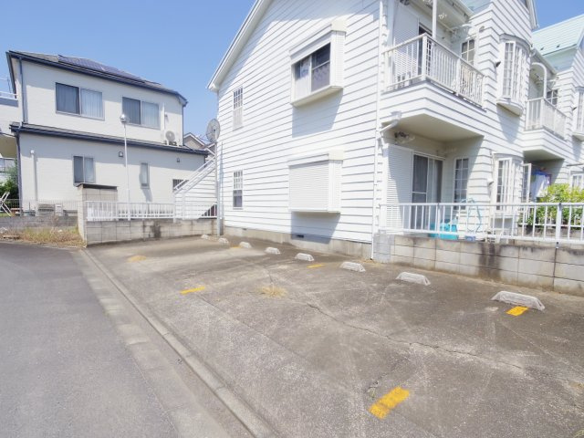 小山クリスタルコーポの駐車場