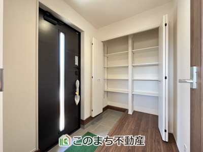 【玄関】 | LievleGarden.S古河下辺見第7　 | 同社施工物件写真。※建具やフローリング、その他仕様が異なる場合がございます。
