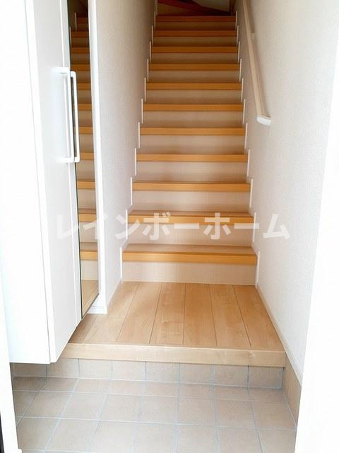 鶴ヶ島市若葉２丁目のアパートの玄関