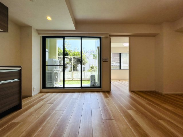 角部屋にして高光量！！１階なのにこのスペックは吉！！ペットも飼えて１ＬＤＫとしても利用しやすく、かと言って狭さ感じないグランドなメゾンの『グランドメゾン保土ケ谷』リフォームの居間・リビング|ゆったりとした居間です