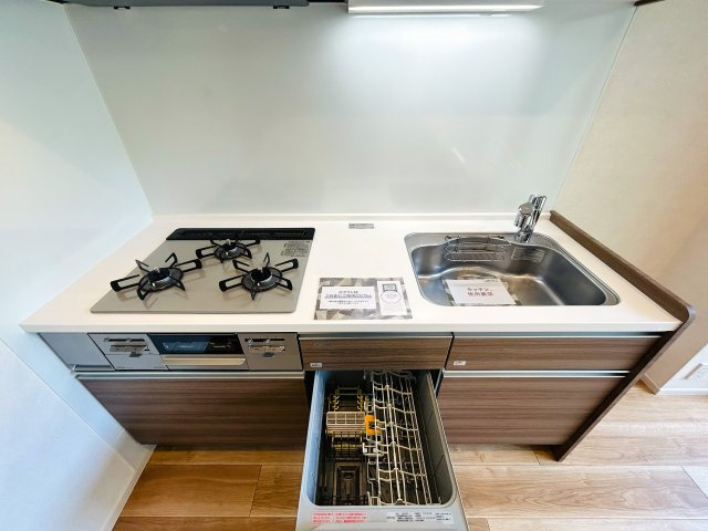 角部屋にして高光量！！１階なのにこのスペックは吉！！ペットも飼えて１ＬＤＫとしても利用しやすく、かと言って狭さ感じないグランドなメゾンの『グランドメゾン保土ケ谷』リフォームのキッチン|コンパクトなキッチンで掃除もラクラク
