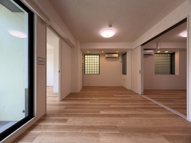 角部屋にして高光量！！１階なのにこのスペックは吉！！ペットも飼えて１ＬＤＫとしても利用しやすく、かと言って狭さ感じないグランドなメゾンの『グランドメゾン保土ケ谷』リフォームの居間・リビング|使いやすい居間です