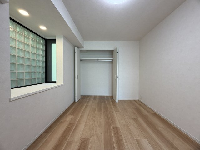 角部屋にして高光量！！１階なのにこのスペックは吉！！ペットも飼えて１ＬＤＫとしても利用しやすく、かと言って狭さ感じないグランドなメゾンの『グランドメゾン保土ケ谷』リフォームの洋室|使い勝手のいい洋室です