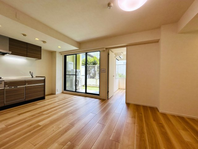 角部屋にして高光量！！１階なのにこのスペックは吉！！ペットも飼えて１ＬＤＫとしても利用しやすく、かと言って狭さ感じないグランドなメゾンの『グランドメゾン保土ケ谷』リフォームの居間・リビング|居間です