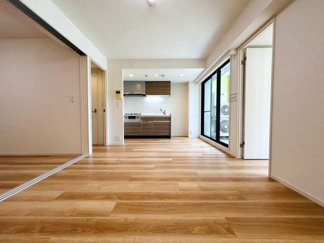 角部屋にして高光量！！１階なのにこのスペックは吉！！ペットも飼えて１ＬＤＫとしても利用しやすく、かと言って狭さ感じないグランドなメゾンの『グランドメゾン保土ケ谷』リフォームの居間・リビング|リビングです
