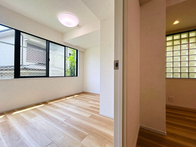 角部屋にして高光量！！１階なのにこのスペックは吉！！ペットも飼えて１ＬＤＫとしても利用しやすく、かと言って狭さ感じないグランドなメゾンの『グランドメゾン保土ケ谷』リフォームの居間・リビング|居間です