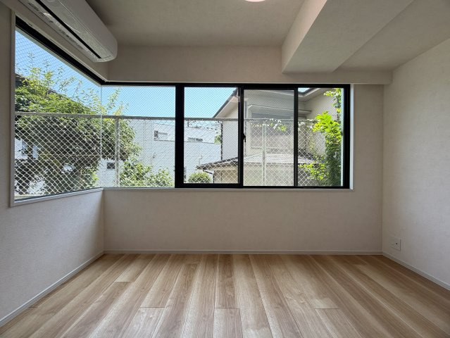 角部屋にして高光量！！１階なのにこのスペックは吉！！ペットも飼えて１ＬＤＫとしても利用しやすく、かと言って狭さ感じないグランドなメゾンの『グランドメゾン保土ケ谷』リフォームの洋室|きれいな洋室です