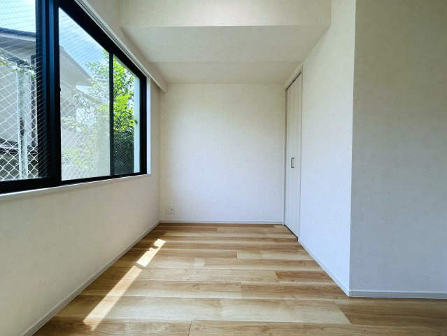 角部屋にして高光量！！１階なのにこのスペックは吉！！ペットも飼えて１ＬＤＫとしても利用しやすく、かと言って狭さ感じないグランドなメゾンの『グランドメゾン保土ケ谷』リフォームの洋室|個人の部屋や寝室として使える洋室です