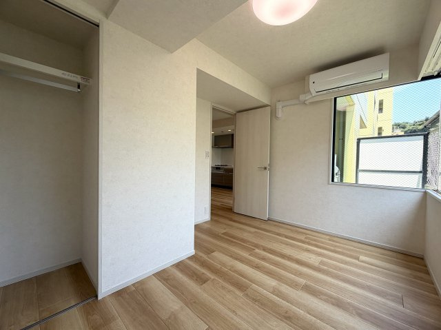 角部屋にして高光量！！１階なのにこのスペックは吉！！ペットも飼えて１ＬＤＫとしても利用しやすく、かと言って狭さ感じないグランドなメゾンの『グランドメゾン保土ケ谷』リフォームの洋室|広々とした洋室です