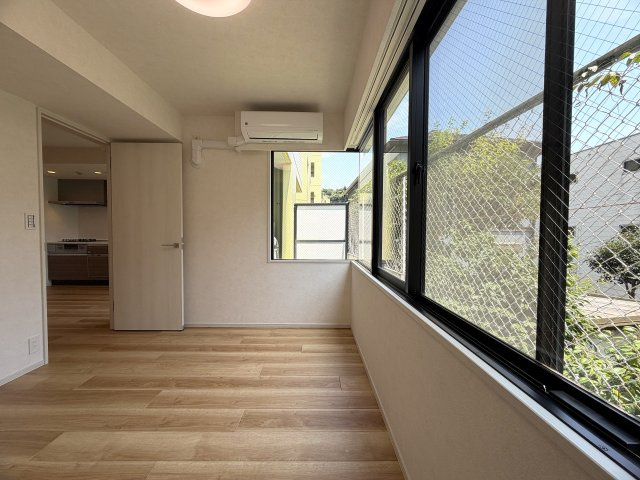 角部屋にして高光量！！１階なのにこのスペックは吉！！ペットも飼えて１ＬＤＫとしても利用しやすく、かと言って狭さ感じないグランドなメゾンの『グランドメゾン保土ケ谷』リフォームの洋室|落ち着いた色調の洋室です