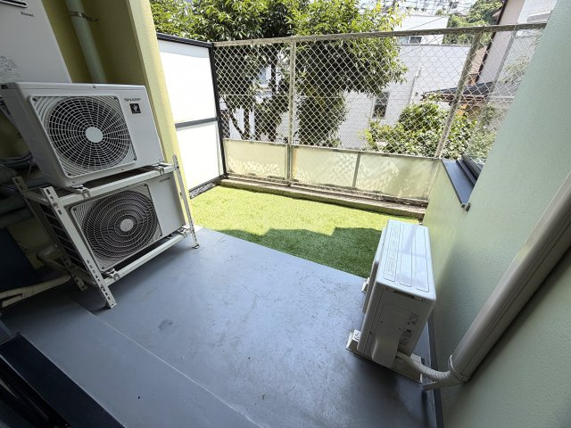 角部屋にして高光量！！１階なのにこのスペックは吉！！ペットも飼えて１ＬＤＫとしても利用しやすく、かと言って狭さ感じないグランドなメゾンの『グランドメゾン保土ケ谷』リフォームのバルコニー|お洗濯にも便利なバルコニー付き