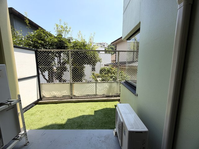 角部屋にして高光量！！１階なのにこのスペックは吉！！ペットも飼えて１ＬＤＫとしても利用しやすく、かと言って狭さ感じないグランドなメゾンの『グランドメゾン保土ケ谷』リフォームの庭|お庭が付いています