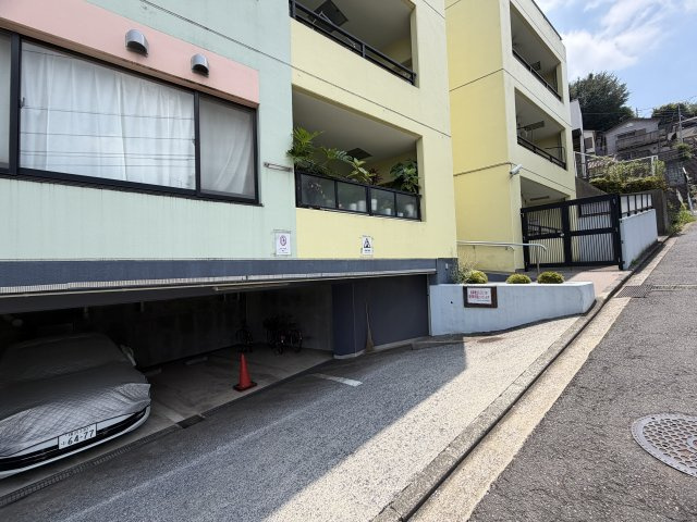 角部屋にして高光量！！１階なのにこのスペックは吉！！ペットも飼えて１ＬＤＫとしても利用しやすく、かと言って狭さ感じないグランドなメゾンの『グランドメゾン保土ケ谷』リフォームの駐車場|車をお持ちの方に嬉しい駐車場付きの物件です
