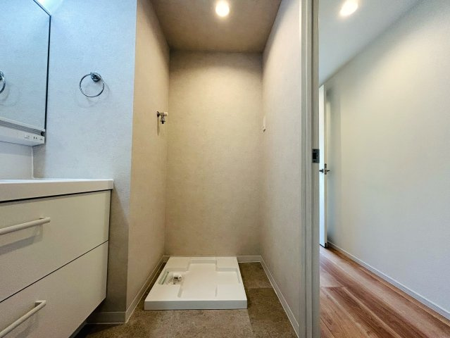 角部屋にして高光量！！１階なのにこのスペックは吉！！ペットも飼えて１ＬＤＫとしても利用しやすく、かと言って狭さ感じないグランドなメゾンの『グランドメゾン保土ケ谷』リフォームのランドリースペース