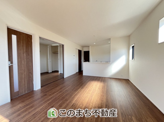 【居間・リビング】 | LievleGarden.S古河下辺見第7　 | 同社施工物件写真。※建具やフローリング、その他仕様が異なる場合がございます。