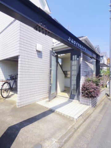 小山ロイヤルハイツのエントランス