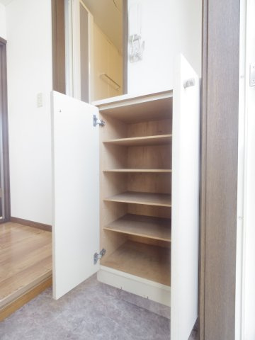 小山ロイヤルハイツの玄関