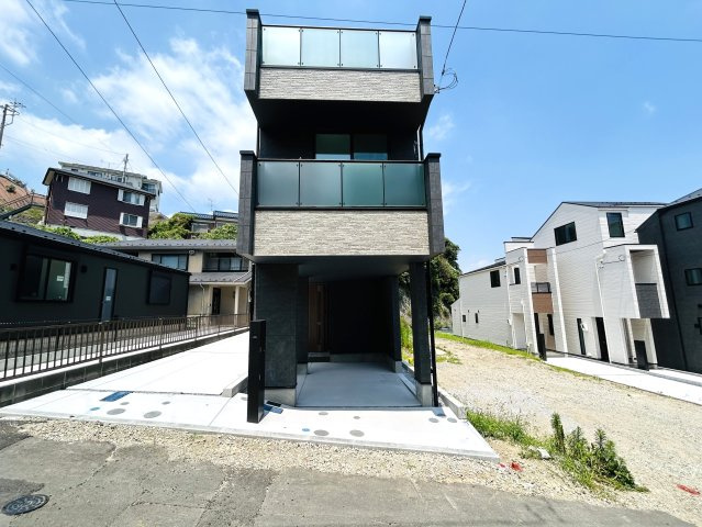 最後の１棟！！ってコトは、他の方々も認めたこの地この家この仕様！！ちなみに、床暖房を初めて使う方はビックリこいちゃう！もうアナタから離れられない！！的恋わずらい、な『保土ケ谷区瀬戸ケ谷町』新築戸建