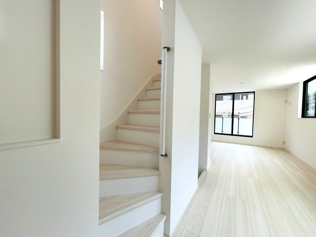 最後の１棟！！ってコトは、他の方々も認めたこの地この家この仕様！！ちなみに、床暖房を初めて使う方はビックリこいちゃう！もうアナタから離れられない！！的恋わずらい、な『保土ケ谷区瀬戸ケ谷町』新築戸建の内装|過ごしやすい室内です