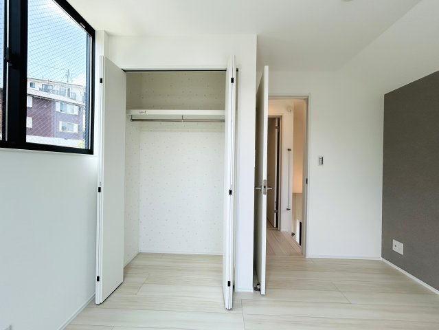 最後の１棟！！ってコトは、他の方々も認めたこの地この家この仕様！！ちなみに、床暖房を初めて使う方はビックリこいちゃう！もうアナタから離れられない！！的恋わずらい、な『保土ケ谷区瀬戸ケ谷町』新築戸建の洋室|洋室です