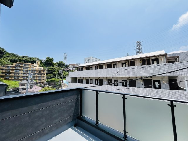 最後の１棟！！ってコトは、他の方々も認めたこの地この家この仕様！！ちなみに、床暖房を初めて使う方はビックリこいちゃう！もうアナタから離れられない！！的恋わずらい、な『保土ケ谷区瀬戸ケ谷町』新築戸建のバルコニー|外からの目が気にならないバルコニーで洗濯物が干せます