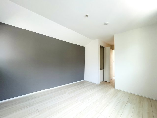最後の１棟！！ってコトは、他の方々も認めたこの地この家この仕様！！ちなみに、床暖房を初めて使う方はビックリこいちゃう！もうアナタから離れられない！！的恋わずらい、な『保土ケ谷区瀬戸ケ谷町』新築戸建の洋室|広々とした洋室です