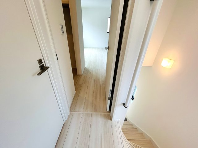 最後の１棟！！ってコトは、他の方々も認めたこの地この家この仕様！！ちなみに、床暖房を初めて使う方はビックリこいちゃう！もうアナタから離れられない！！的恋わずらい、な『保土ケ谷区瀬戸ケ谷町』新築戸建の内装|物件の内装です