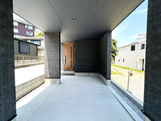 最後の１棟！！ってコトは、他の方々も認めたこの地この家この仕様！！ちなみに、床暖房を初めて使う方はビックリこいちゃう！もうアナタから離れられない！！的恋わずらい、な『保土ケ谷区瀬戸ケ谷町』新築戸建の駐車場|車をお持ちの方に嬉しい駐車場付きの物件です