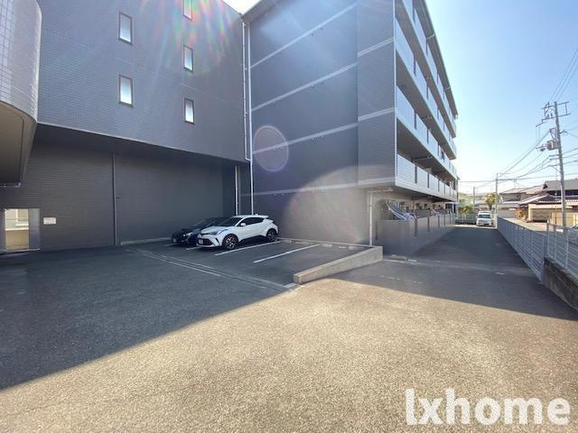 サンハート南茨木の駐車場|車をお持ちの方に嬉しい駐車場付きの物件です