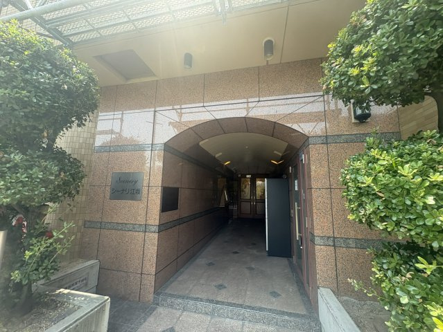 シーナリ江坂のエントランス