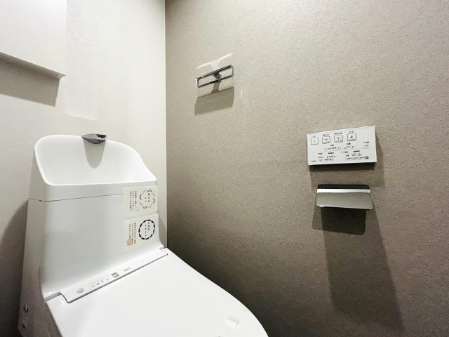 建物名を書く時は覚悟！免許証には書かれない寂しさある分、室内仕様は寂しくない！！MEGAドンキが近いので、冷蔵庫も最悪なくてＯＫじゃん！！な、『東急ドエル・横浜ヒルサイドガーデン２号棟』リフォームのトイレ|シンプルで使いやすいトイレです