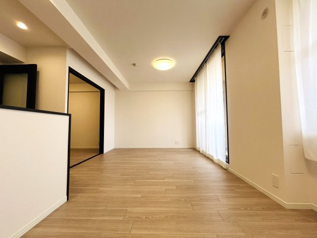 建物名を書く時は覚悟！免許証には書かれない寂しさある分、室内仕様は寂しくない！！MEGAドンキが近いので、冷蔵庫も最悪なくてＯＫじゃん！！な、『東急ドエル・横浜ヒルサイドガーデン２号棟』リフォームの居間・リビング|使いやすいリビングです