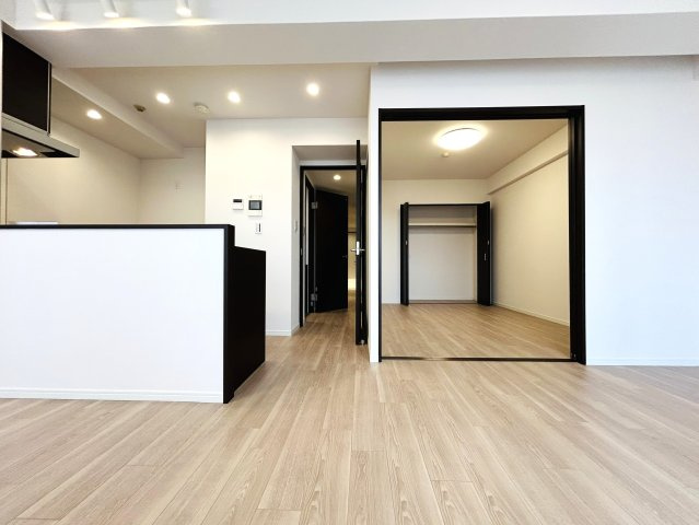 建物名を書く時は覚悟！免許証には書かれない寂しさある分、室内仕様は寂しくない！！MEGAドンキが近いので、冷蔵庫も最悪なくてＯＫじゃん！！な、『東急ドエル・横浜ヒルサイドガーデン２号棟』リフォームの居間・リビング|こちらの居間で趣味の時間をお楽しみください