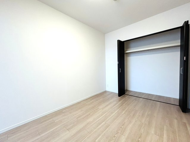 建物名を書く時は覚悟！免許証には書かれない寂しさある分、室内仕様は寂しくない！！MEGAドンキが近いので、冷蔵庫も最悪なくてＯＫじゃん！！な、『東急ドエル・横浜ヒルサイドガーデン２号棟』リフォームの洋室|使い勝手のいい洋室です