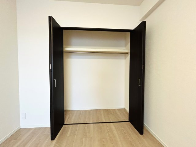 建物名を書く時は覚悟！免許証には書かれない寂しさある分、室内仕様は寂しくない！！MEGAドンキが近いので、冷蔵庫も最悪なくてＯＫじゃん！！な、『東急ドエル・横浜ヒルサイドガーデン２号棟』リフォームの収納|こまごまとしたものを収納できそうですね