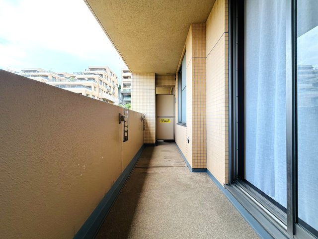 建物名を書く時は覚悟！免許証には書かれない寂しさある分、室内仕様は寂しくない！！MEGAドンキが近いので、冷蔵庫も最悪なくてＯＫじゃん！！な、『東急ドエル・横浜ヒルサイドガーデン２号棟』リフォームのバルコニー|外からの目が気にならないバルコニーで洗濯物が干せます
