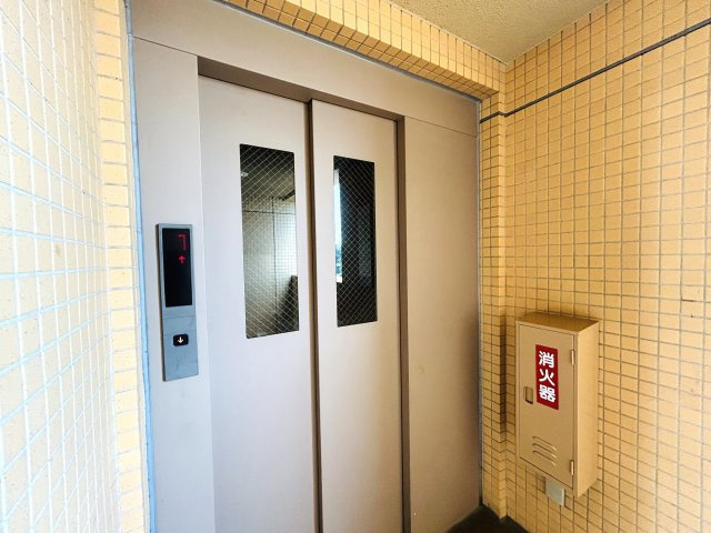 建物名を書く時は覚悟！免許証には書かれない寂しさある分、室内仕様は寂しくない！！MEGAドンキが近いので、冷蔵庫も最悪なくてＯＫじゃん！！な、『東急ドエル・横浜ヒルサイドガーデン２号棟』リフォームのその他共用部分