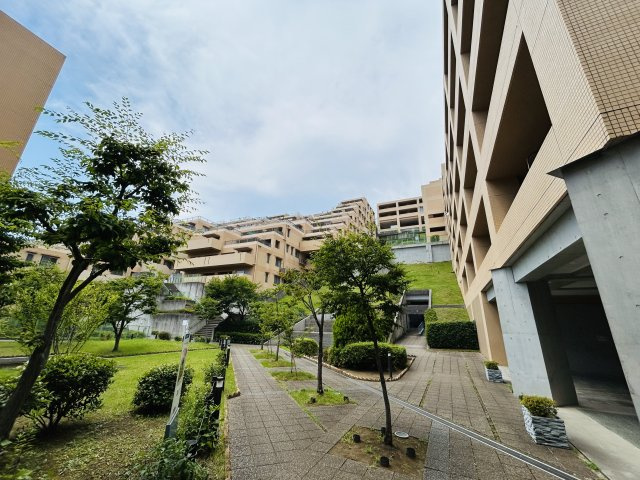 建物名を書く時は覚悟！免許証には書かれない寂しさある分、室内仕様は寂しくない！！MEGAドンキが近いので、冷蔵庫も最悪なくてＯＫじゃん！！な、『東急ドエル・横浜ヒルサイドガーデン２号棟』リフォームのその他共用部分