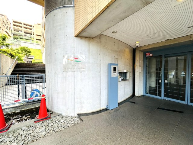 建物名を書く時は覚悟！免許証には書かれない寂しさある分、室内仕様は寂しくない！！MEGAドンキが近いので、冷蔵庫も最悪なくてＯＫじゃん！！な、『東急ドエル・横浜ヒルサイドガーデン２号棟』リフォームのエントランス|建物の内部です