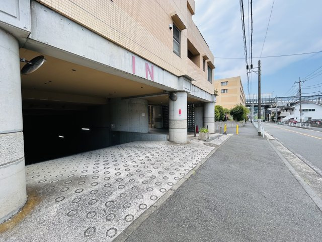 建物名を書く時は覚悟！免許証には書かれない寂しさある分、室内仕様は寂しくない！！MEGAドンキが近いので、冷蔵庫も最悪なくてＯＫじゃん！！な、『東急ドエル・横浜ヒルサイドガーデン２号棟』リフォームの駐車場|カースペースがあります