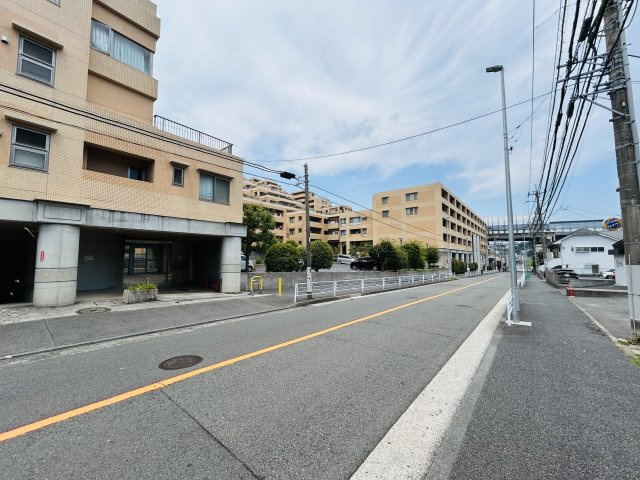 建物名を書く時は覚悟！免許証には書かれない寂しさある分、室内仕様は寂しくない！！MEGAドンキが近いので、冷蔵庫も最悪なくてＯＫじゃん！！な、『東急ドエル・横浜ヒルサイドガーデン２号棟』リフォームの周辺