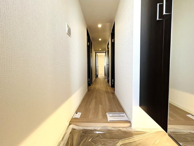 建物名を書く時は覚悟！免許証には書かれない寂しさある分、室内仕様は寂しくない！！MEGAドンキが近いので、冷蔵庫も最悪なくてＯＫじゃん！！な、『東急ドエル・横浜ヒルサイドガーデン２号棟』リフォームの玄関|玄関です