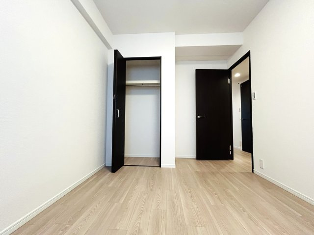 建物名を書く時は覚悟！免許証には書かれない寂しさある分、室内仕様は寂しくない！！MEGAドンキが近いので、冷蔵庫も最悪なくてＯＫじゃん！！な、『東急ドエル・横浜ヒルサイドガーデン２号棟』リフォームの洋室|スタンダードな洋室です