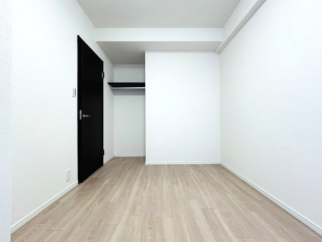 建物名を書く時は覚悟！免許証には書かれない寂しさある分、室内仕様は寂しくない！！MEGAドンキが近いので、冷蔵庫も最悪なくてＯＫじゃん！！な、『東急ドエル・横浜ヒルサイドガーデン２号棟』リフォームの洋室|落ち着いた色調の洋室です